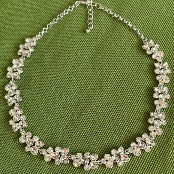 Silver Floral Fashion Rhinestone Necklace - Picture 2 of 3